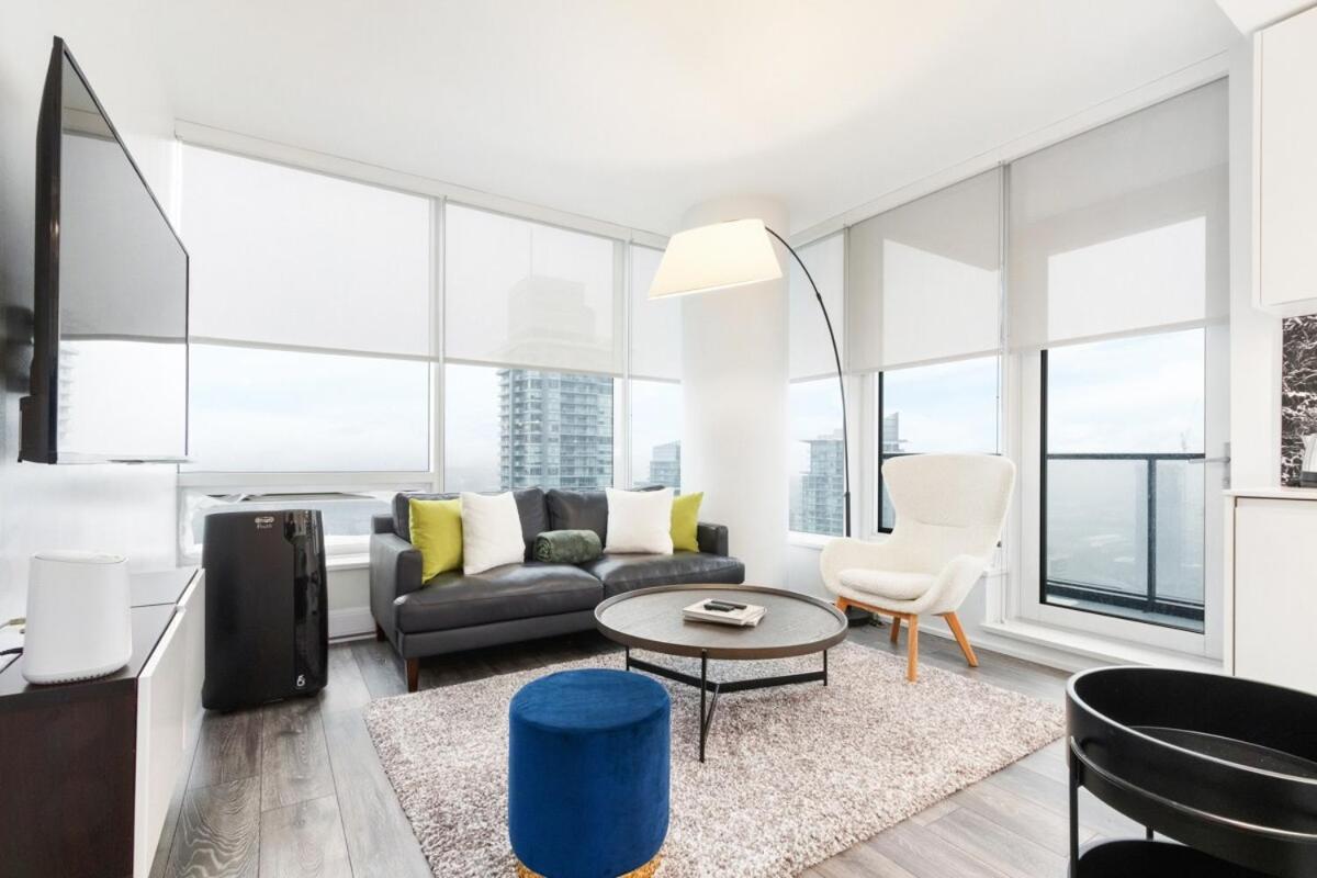 Brentwood 2BR Condo with City Views, Workspace and Parking for 6 - Bed and Breakfast Burnaby