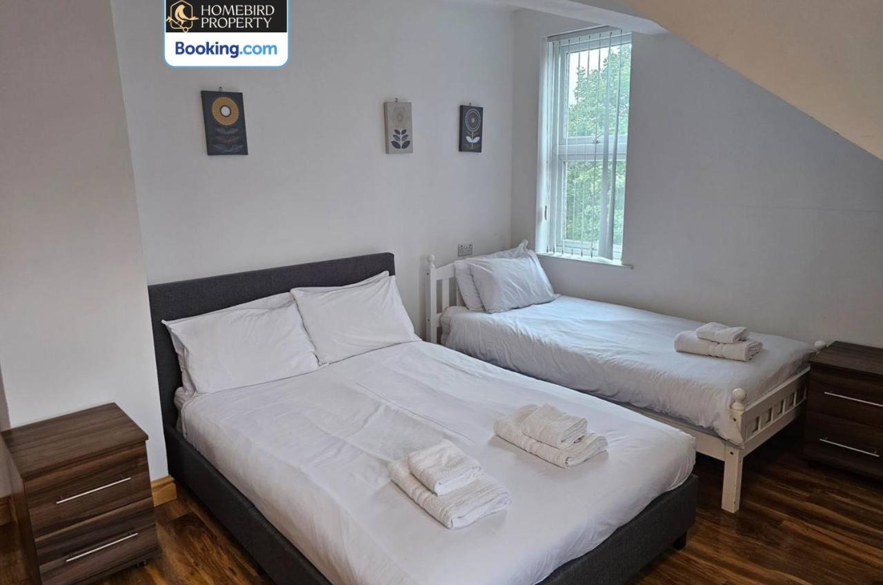 Spacious 3-Bedroom House Near Leeds City Centre By Homebird Property Management Short Lets & Serviced Accommodation Leeds With En-Suite Bathrooms & Free Parking - B&B