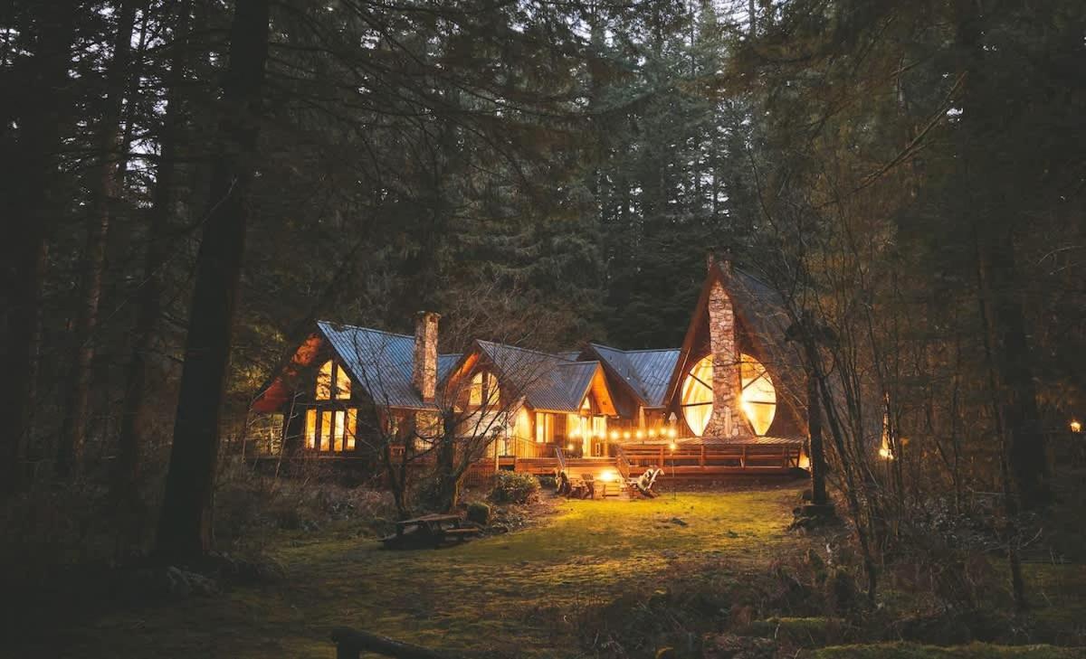 Forrest Lodge Large Private Luxury w Hot Tub - Chambres d'hôtes Rhododendron