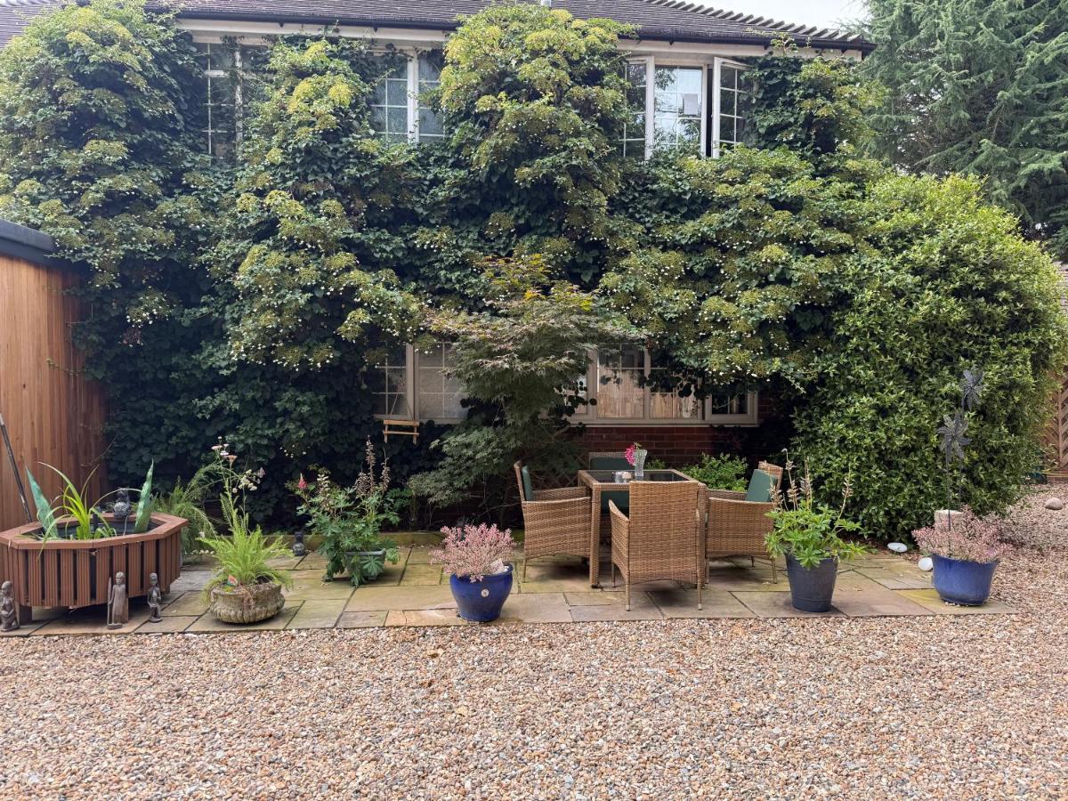 Da Vinci Guest House & Guest Parking, A Real Gem - B&B Crawley