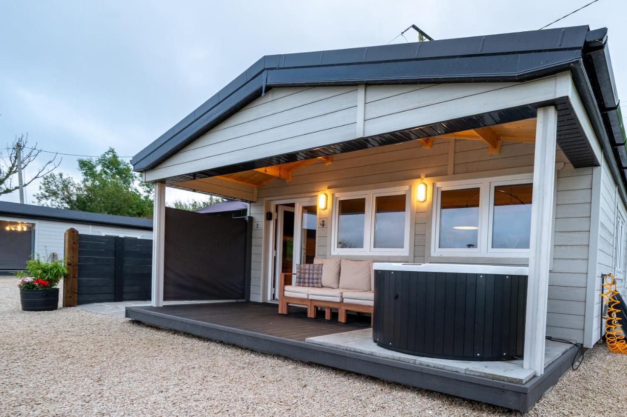 Luxury Log Cabin with Private Hot Tub & Sea Views - B&B