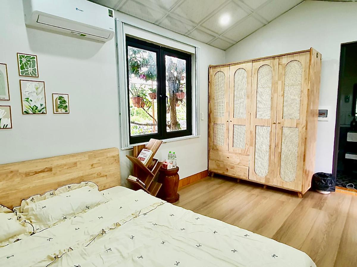Habitación con cama extragrande.