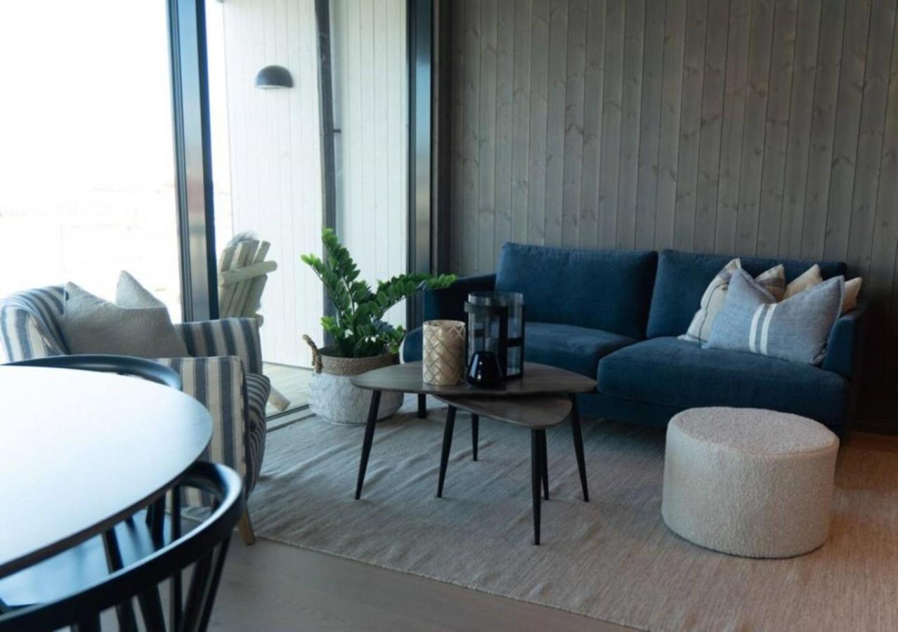 Seafront apartment Henningsvær - B&B