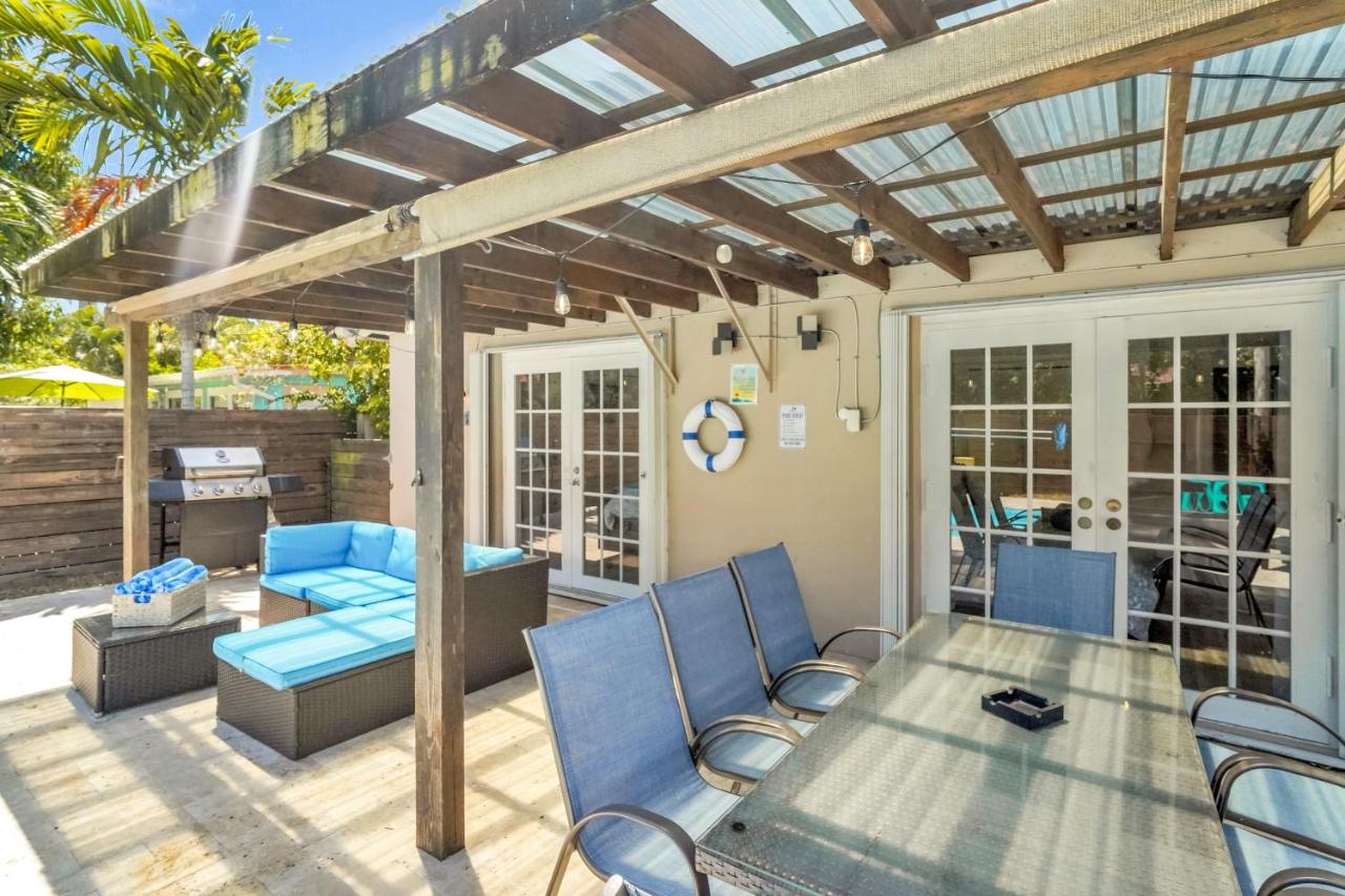 Trendy 4 Bedroom Pool Home Minutes from the Beach - Chambres d’hôtes Hollywood