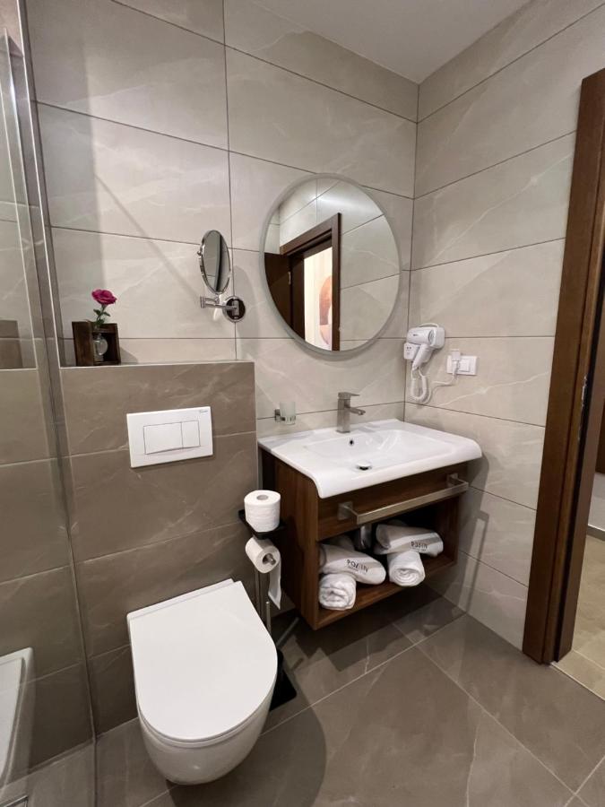 Room #1473668202