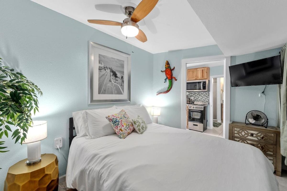 Cozy Beach Getaway with Bikes included! - B&B St. Pete Beach