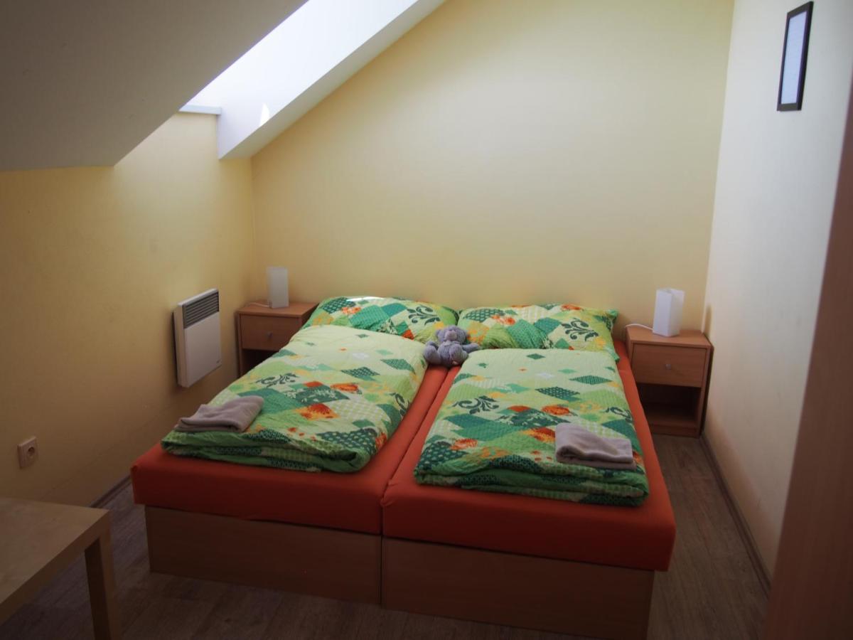 Deze driepersoonskamer heeft een gedeelde badkamer.