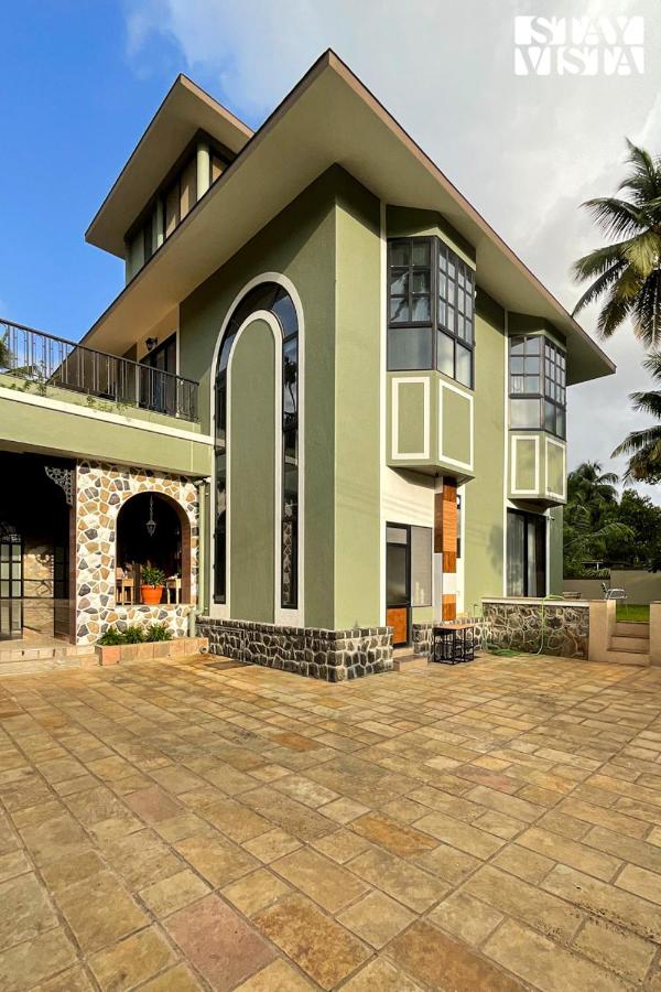 StayVista at Villa Harmony with Bonfire, Pool - B&B Alibag