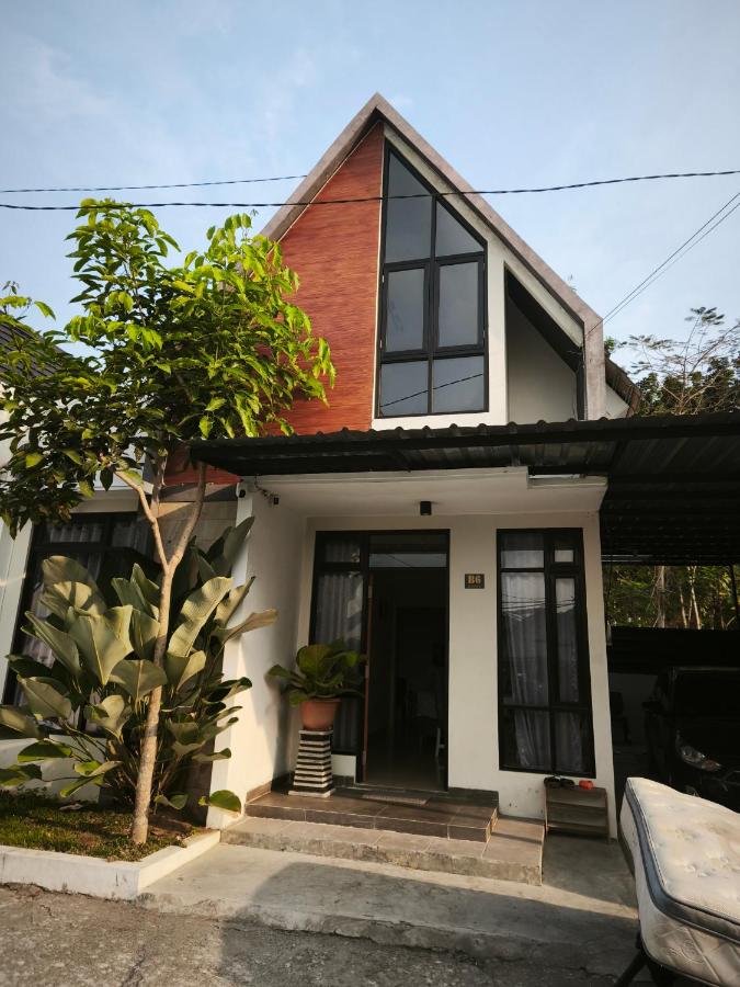 AdiBerlianohomestay - B&B
