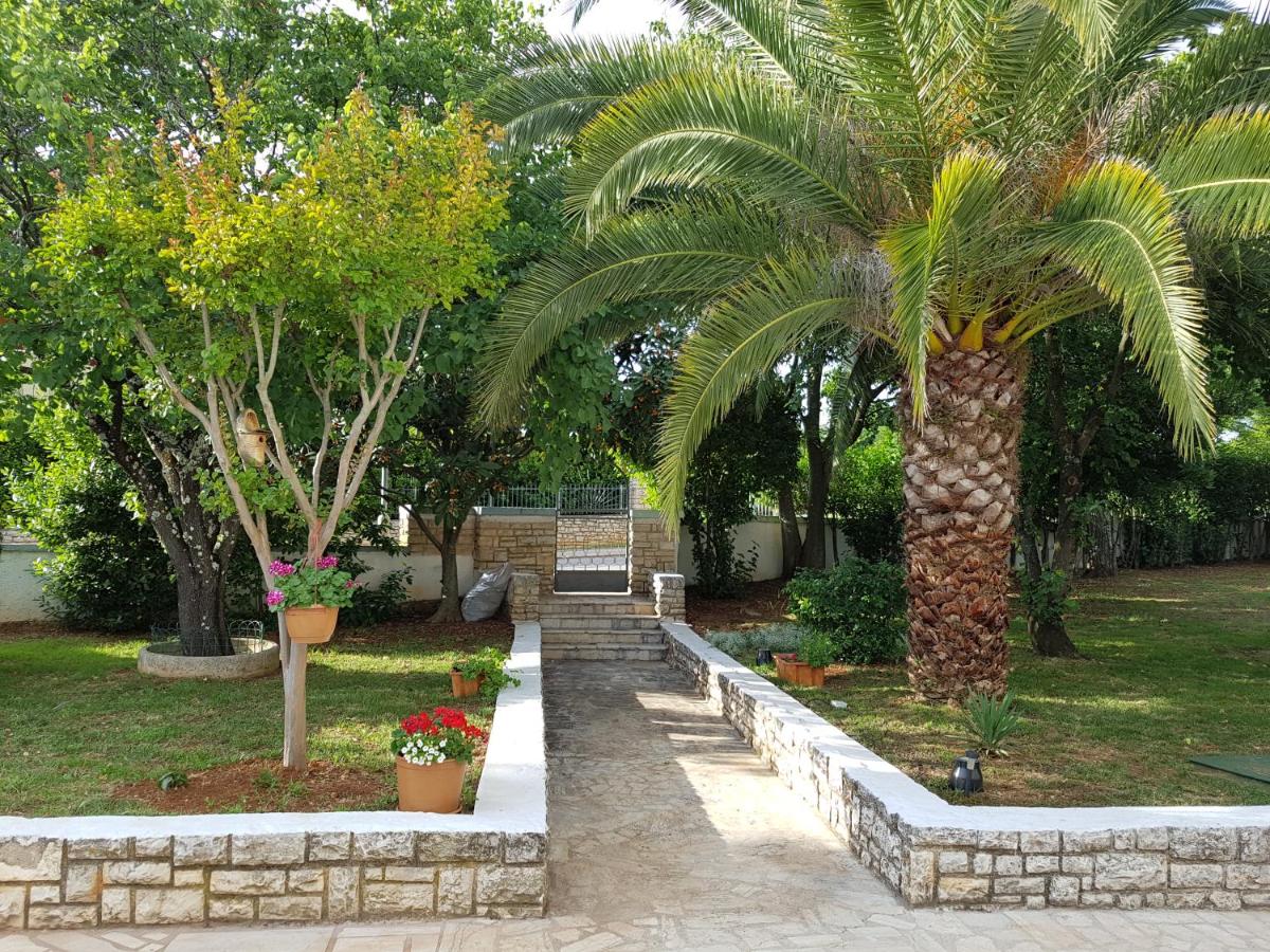 Villa Rosa with yard and children's playground - B&B Vabriga