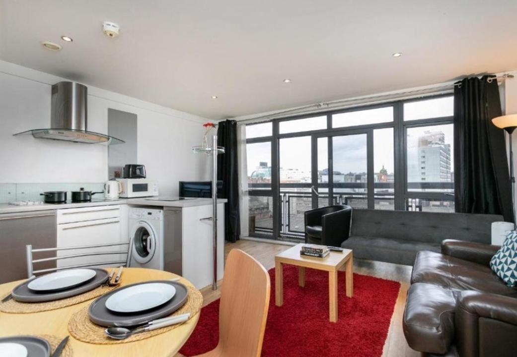 City Centre Prime Location One Bedroom Apartment with Balcony and Skyline View - Parking for Cars or Vans from Five Pounds a Day - Sunday 1pm Check-out - Bed and Breakfast Nottingham