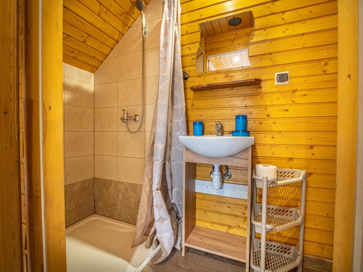 Room #1204373820