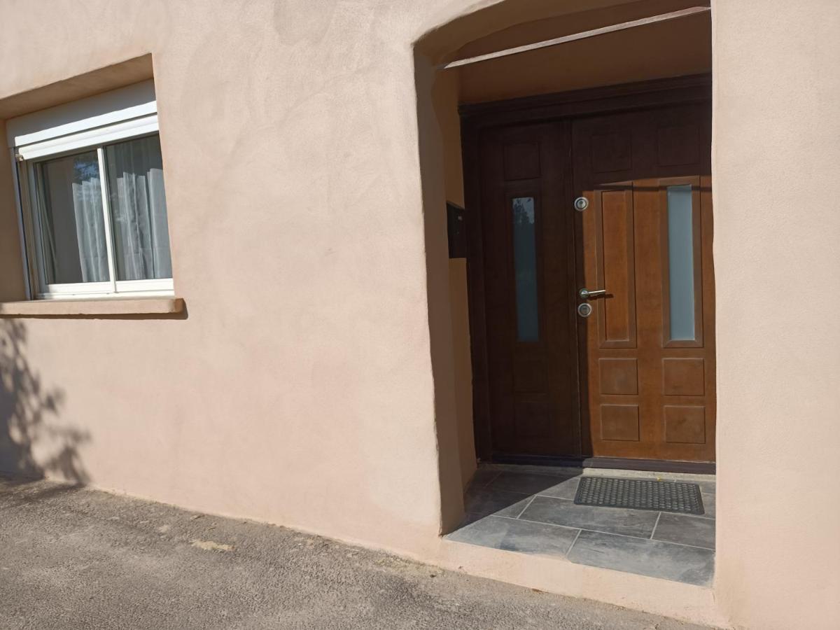 Grand studio climatisé proche du centre mais au calme - B&B