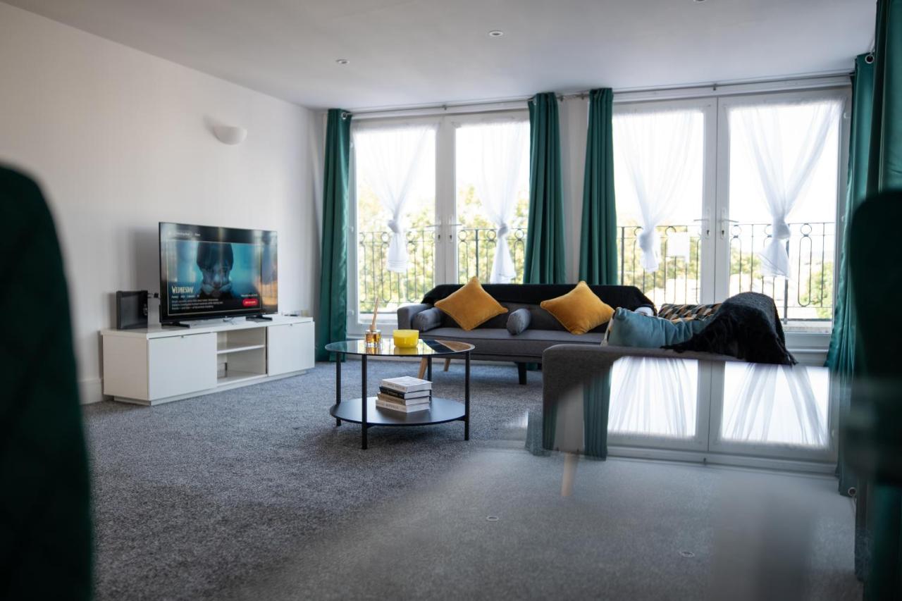 Spacious 3 Bed, 3 Bath Apartment with Balcony Near Tube Ideal for Families - Ferienwohnung London