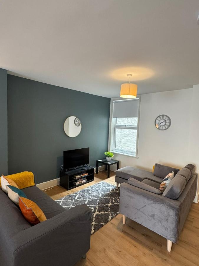 Modern 3 Bed House in Southsea, Sleeps 6 with Garden & Parking - Chambres d'hôtes Portsmouth