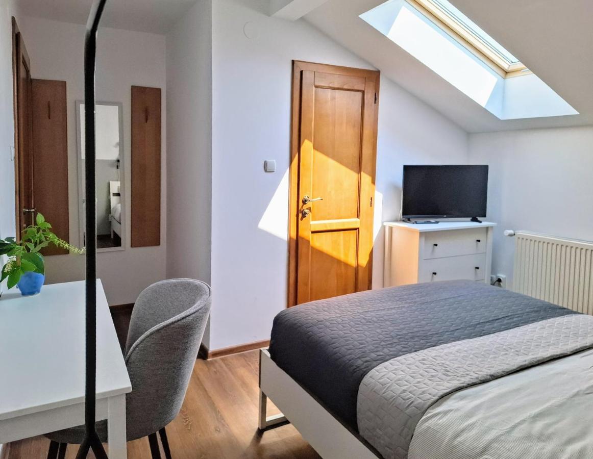 Room #1472445102