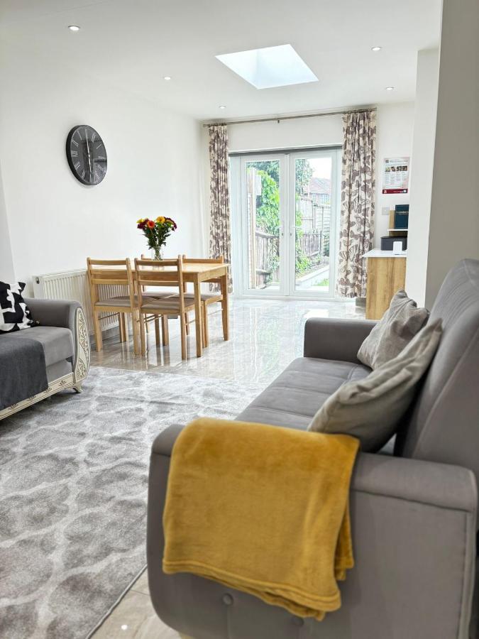 Spacious 5-Bedroom Family Home with Garden - B&B