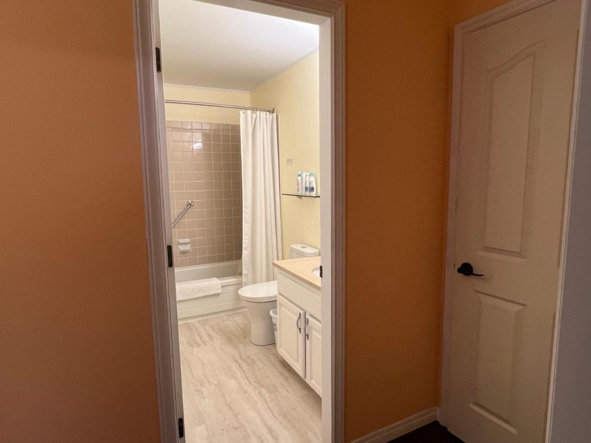 Room #1053303005
