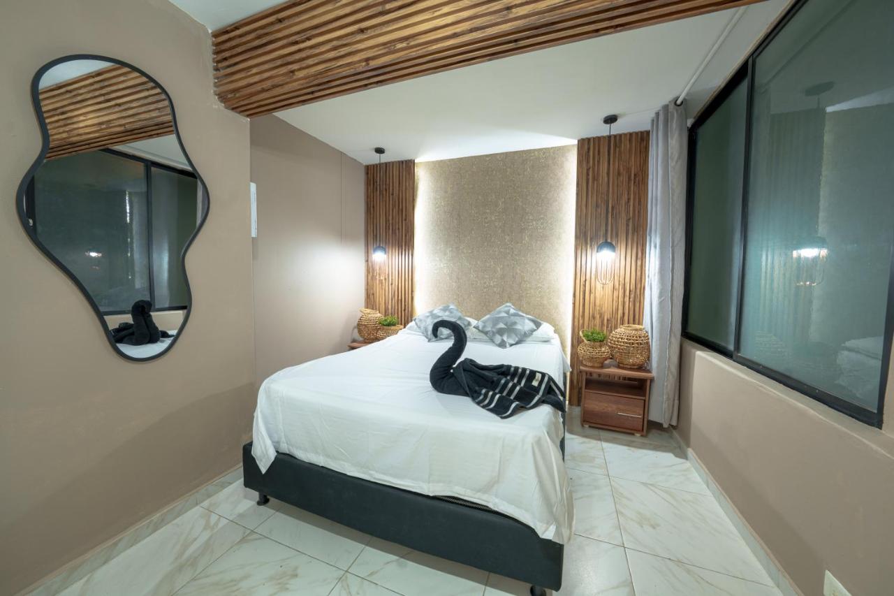 3 bedroom apartment, with arcade machine - 1 block from lleras park p7 - Chambres d’hôtes Medellín