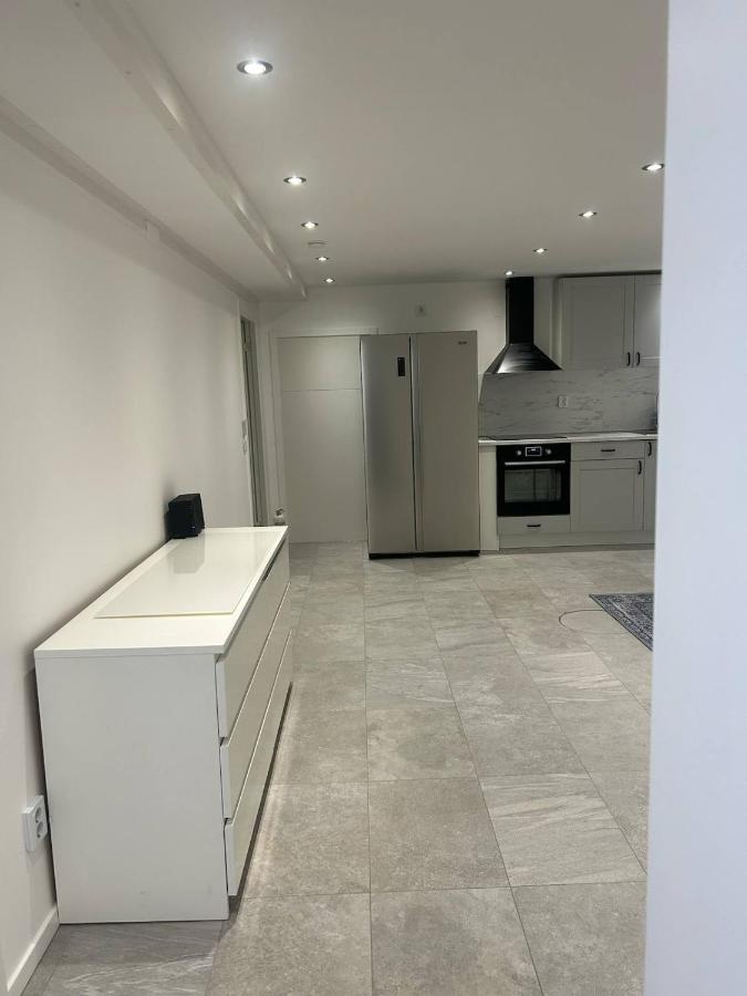 Fresh and newly renovated basement apartment - B&B