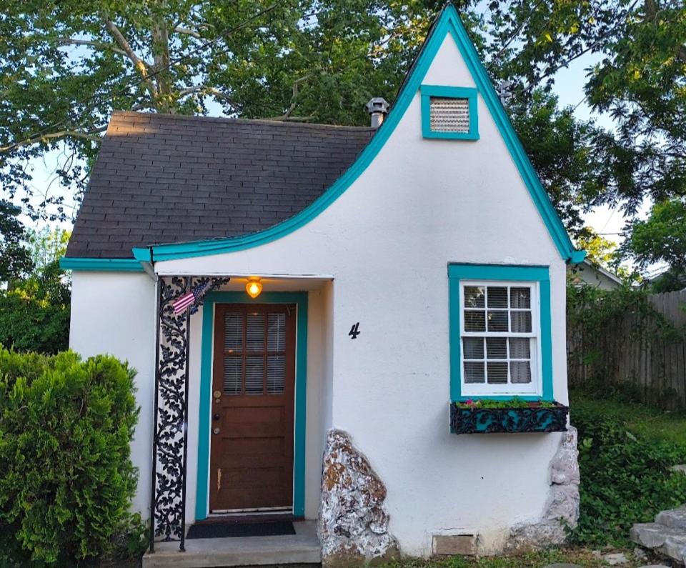 Crescent Court - B&B Branson