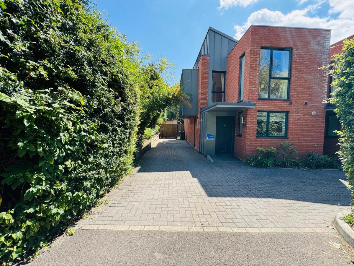 Taylors Place 3bedroom 2Bath Modern House in Winchester Wifi 2FreeParking - B&B