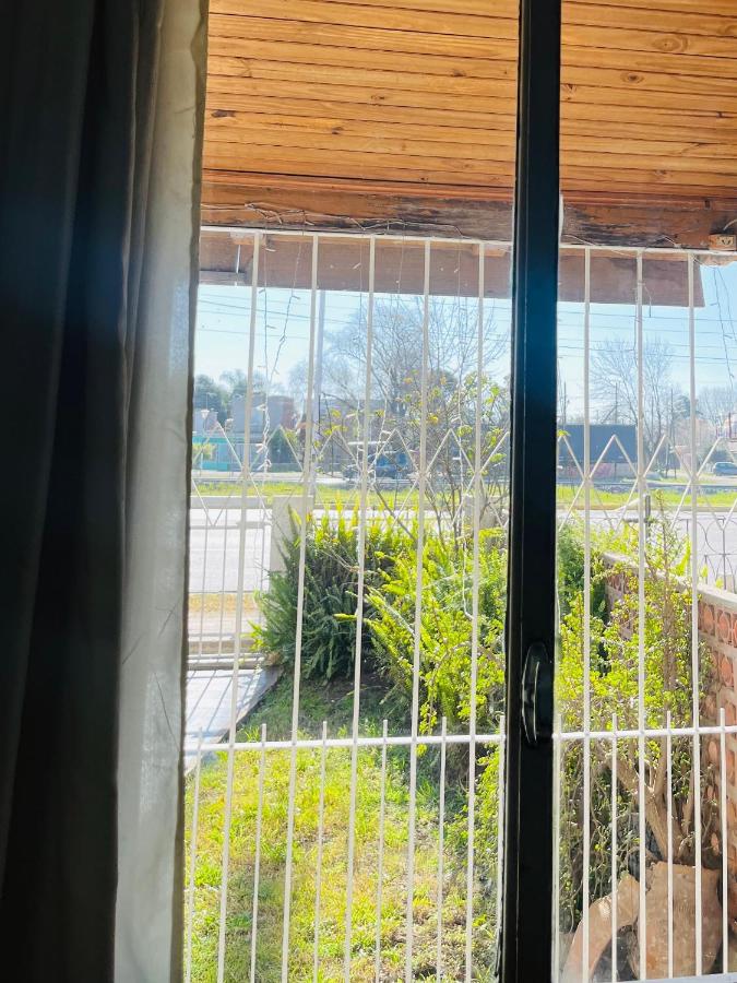 HOSPEDAJE "La Catalina" Ubicada a 15 minutos del Aeropuerto Internacional de Ezeiza con Estacionamiento Gratis - B&B Tristán Suárez