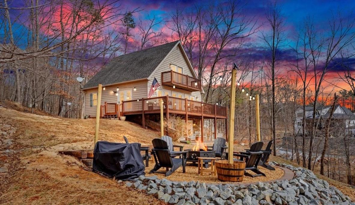 Lakefront 3BR with Dock, Fire Pit, Lawn Games, and Game Room - B&B Moneta