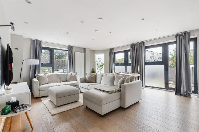 Luxury 2BR Apt with Terrace, Close to London Bridge - Perfect for Long Stays - B&B London