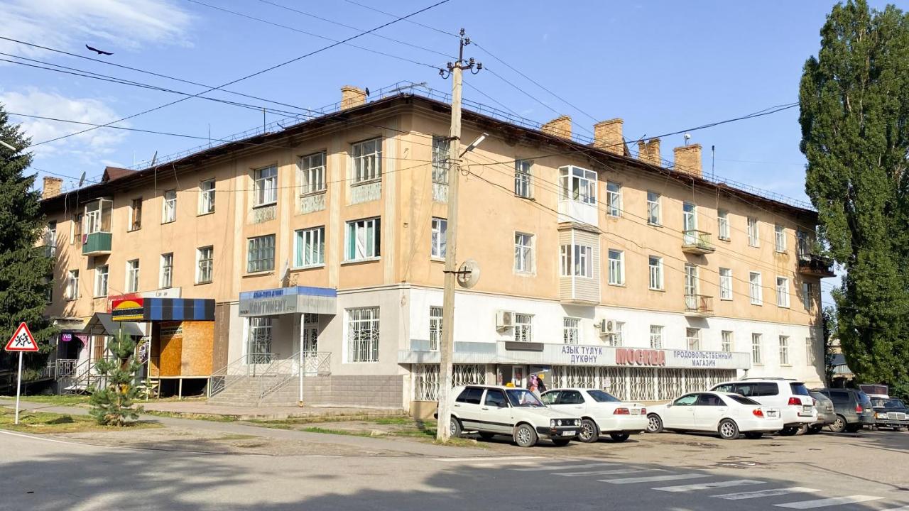 Cozy Artist Flat near Karakol Main Square - Ferienwohnung Karakol