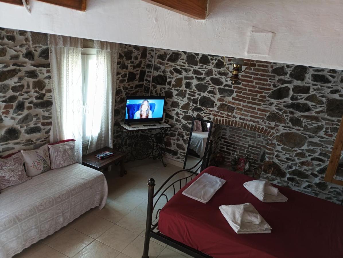 Traditional stone house in Mytilene - B&B