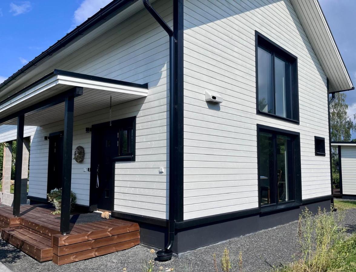 Uusi, ilmastoitu ja valoisa 4 hlö huoneisto omalla sisäänkäynnillä - B&B
