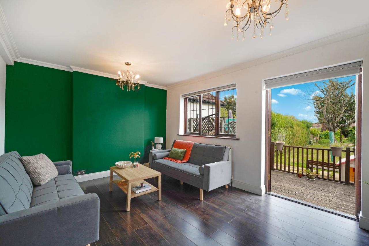 2 King 4 Singles 2 Sofa Beds Driveway Parking x 3 Private Garden Decking - B&B Hillingdon