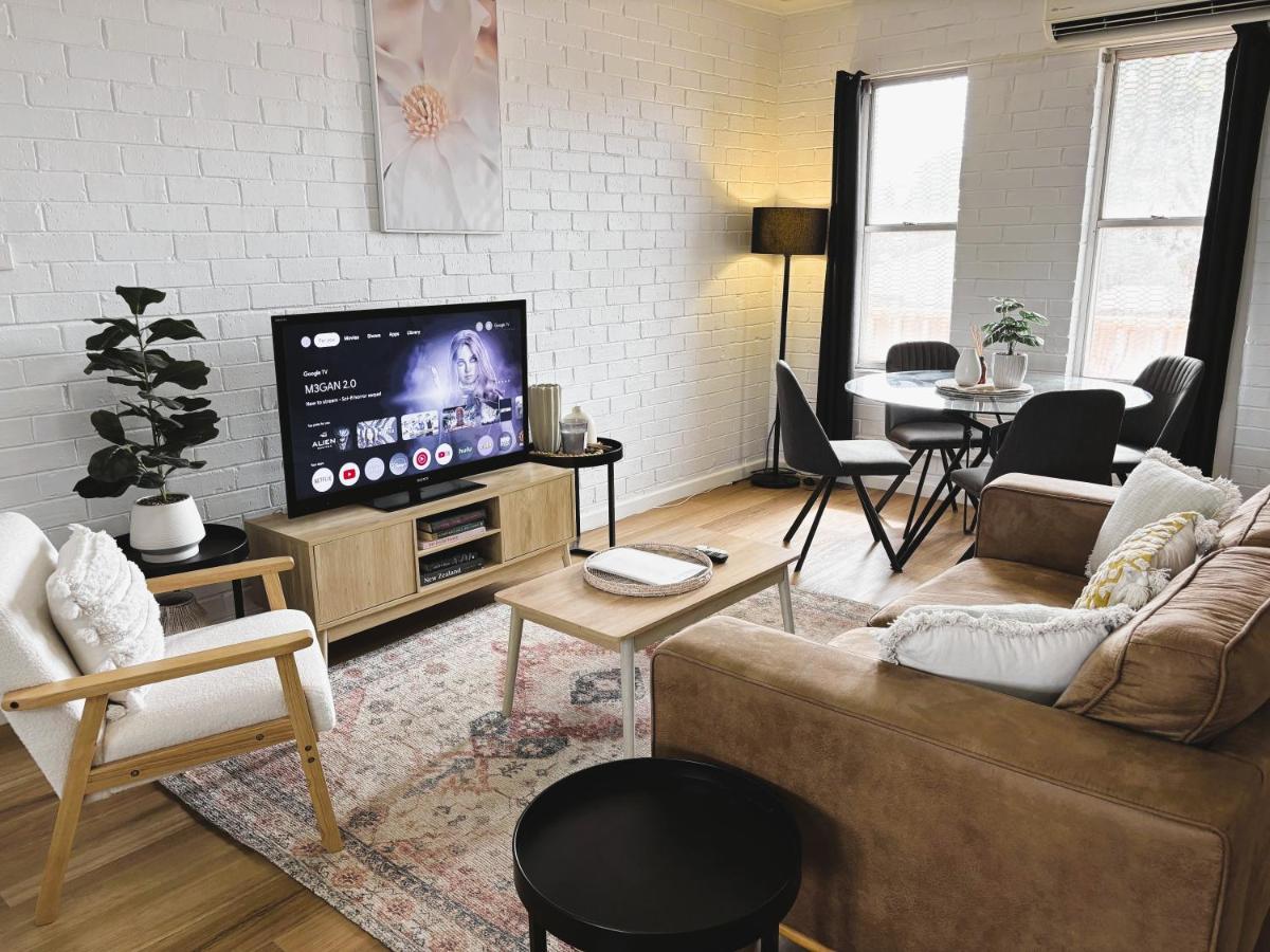 Neat 2 bedroom Apartment, with free parking - B&B
