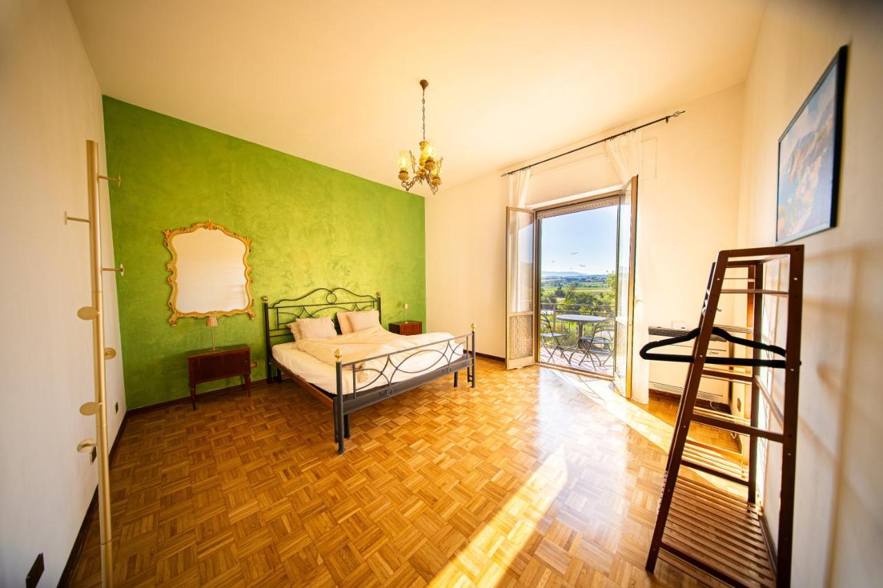 Cozy Room with Balcony, Ping Pong & Billiard Table - B&B