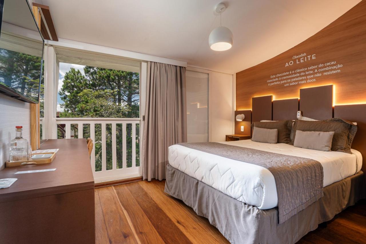 Habitación con cama grande