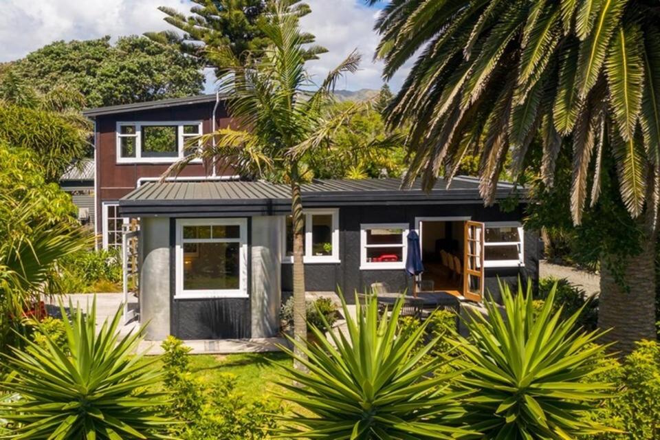 Waikanae Olde Beach Palm Cottage 2 min to Beach - B&B Waikanae