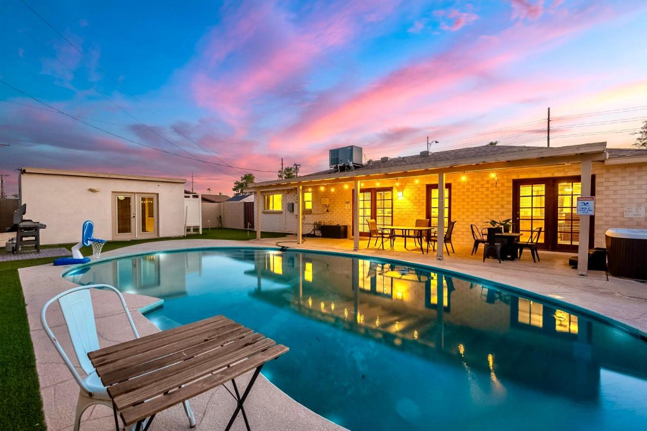 Scottsdale 4 Bedroom Vacation Home with Pool, Hot Tub, and Mini Golf Near Old Town and Dining! Great for Families! Near Airport! - Chambres d'hôtes Scottsdale