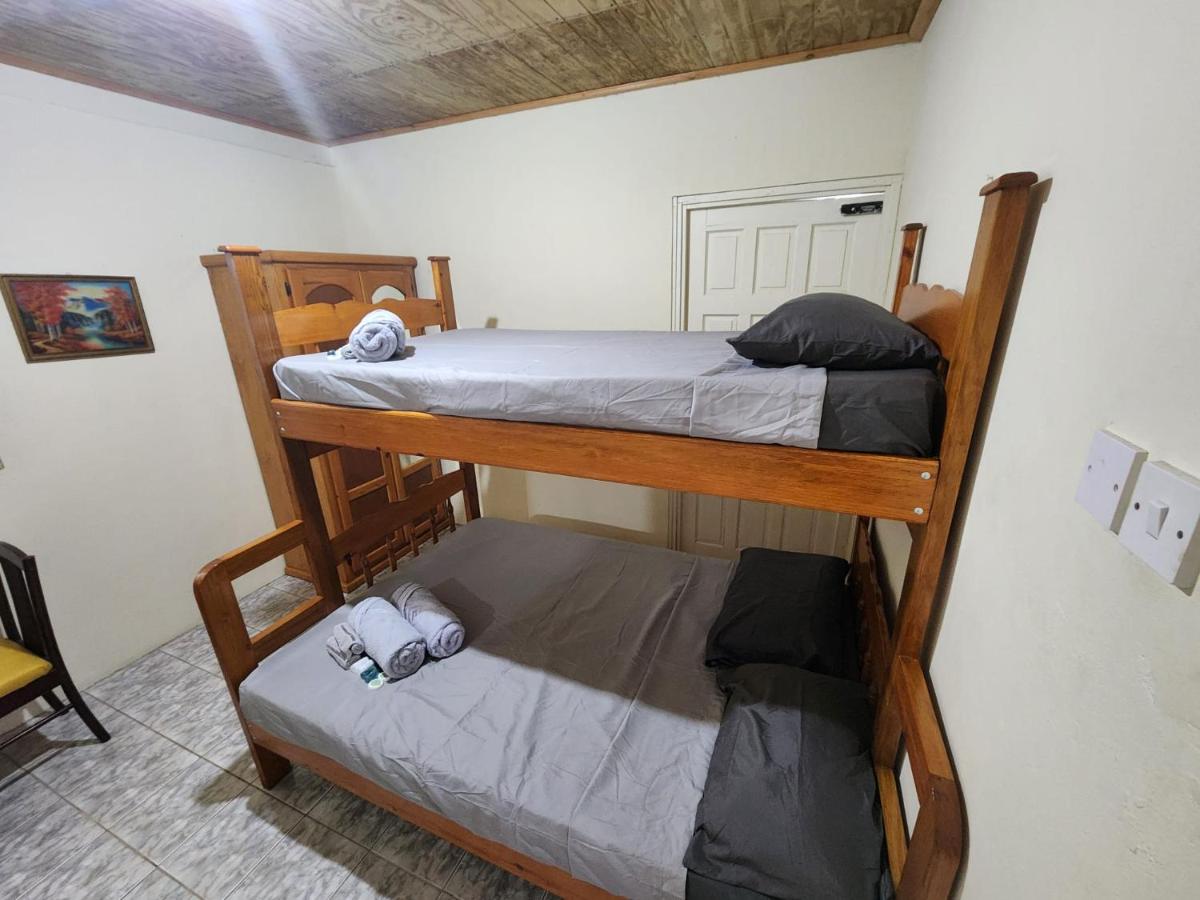 Hidden Bungalow - B&B Roseau