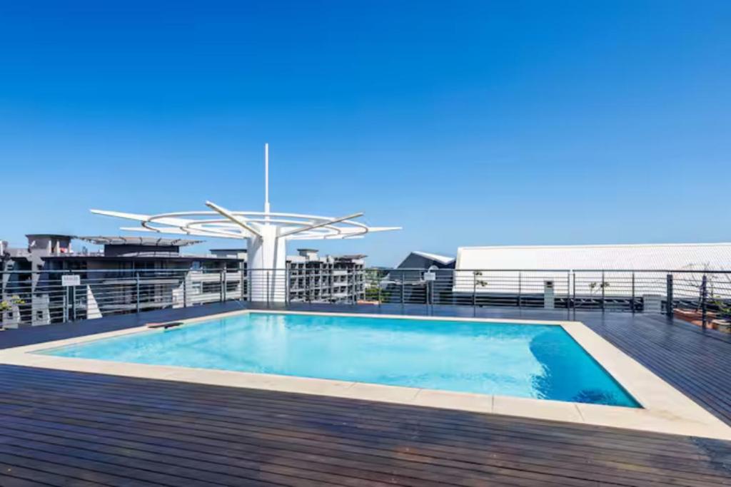Blue and Grey Escape Central Umhlanga with Rooftop Views - B&B