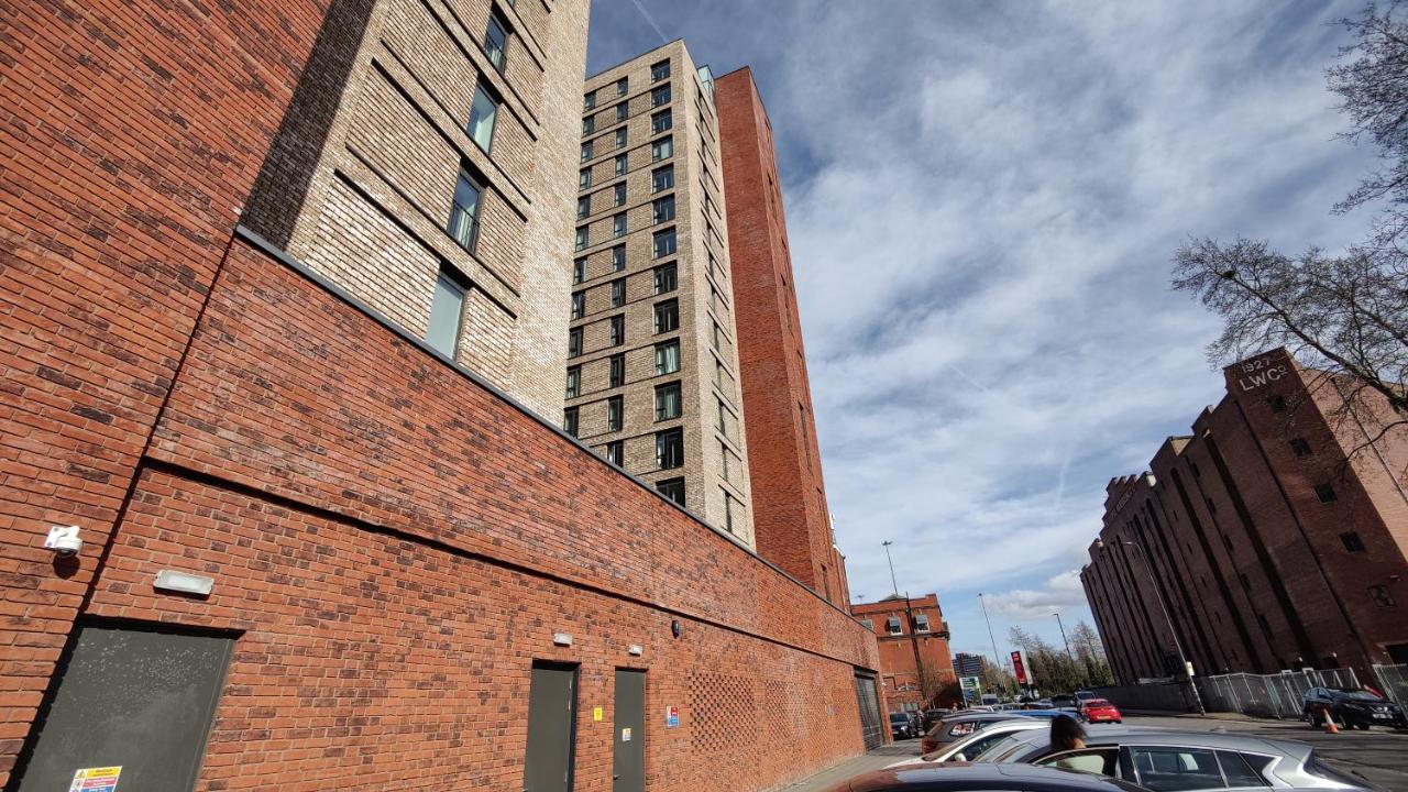 Penthouse-Like Apartment with City & Waterfront Views in Old Trafford - B&B