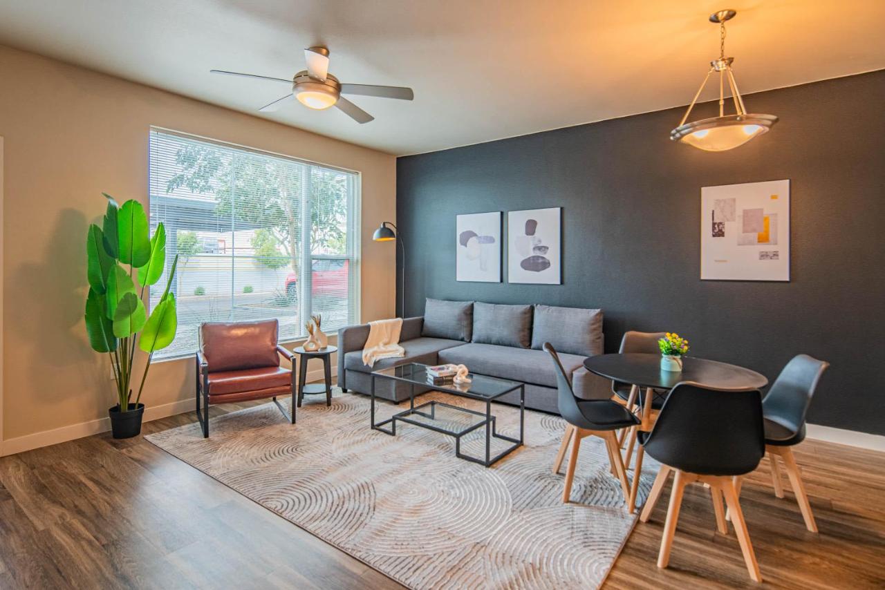 The Luxe Lookout Balcony Pool Sleeps 4 - B&B Tempe