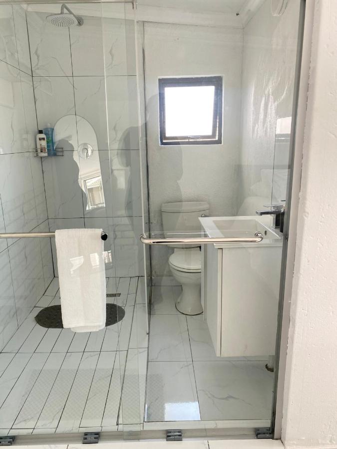 Lakeside Studio Sleeps max 2 - B&B Benoni