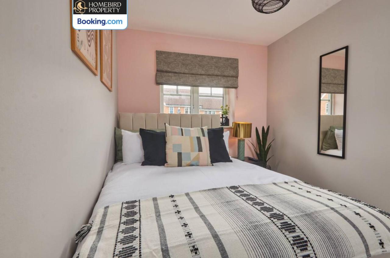 Modern 2BDR House By Homebird Property Management Short Lets & Serviced Accommodation Leeds With Private Parking & Free WiFi - B&B Leeds