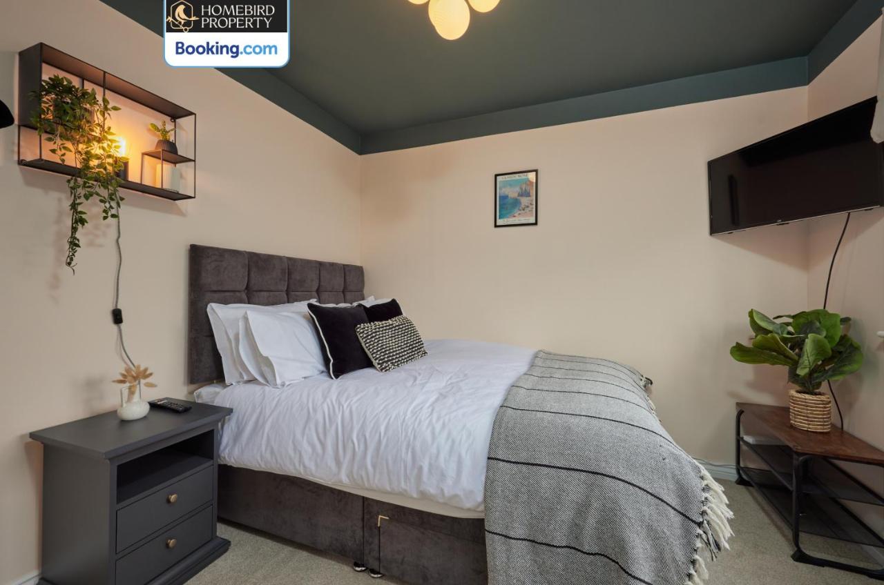 4 Bedroom House By Homebird Property Management Short Lets & Serviced Accommodation Leeds with Parking, Garden & Patio Area - B&B Leeds