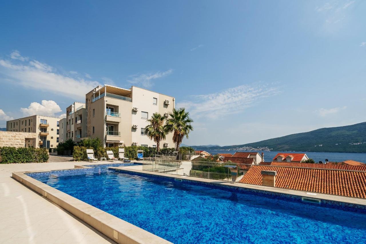 New Apartment with sea view terrace and pool - Bed and Breakfast Baošići