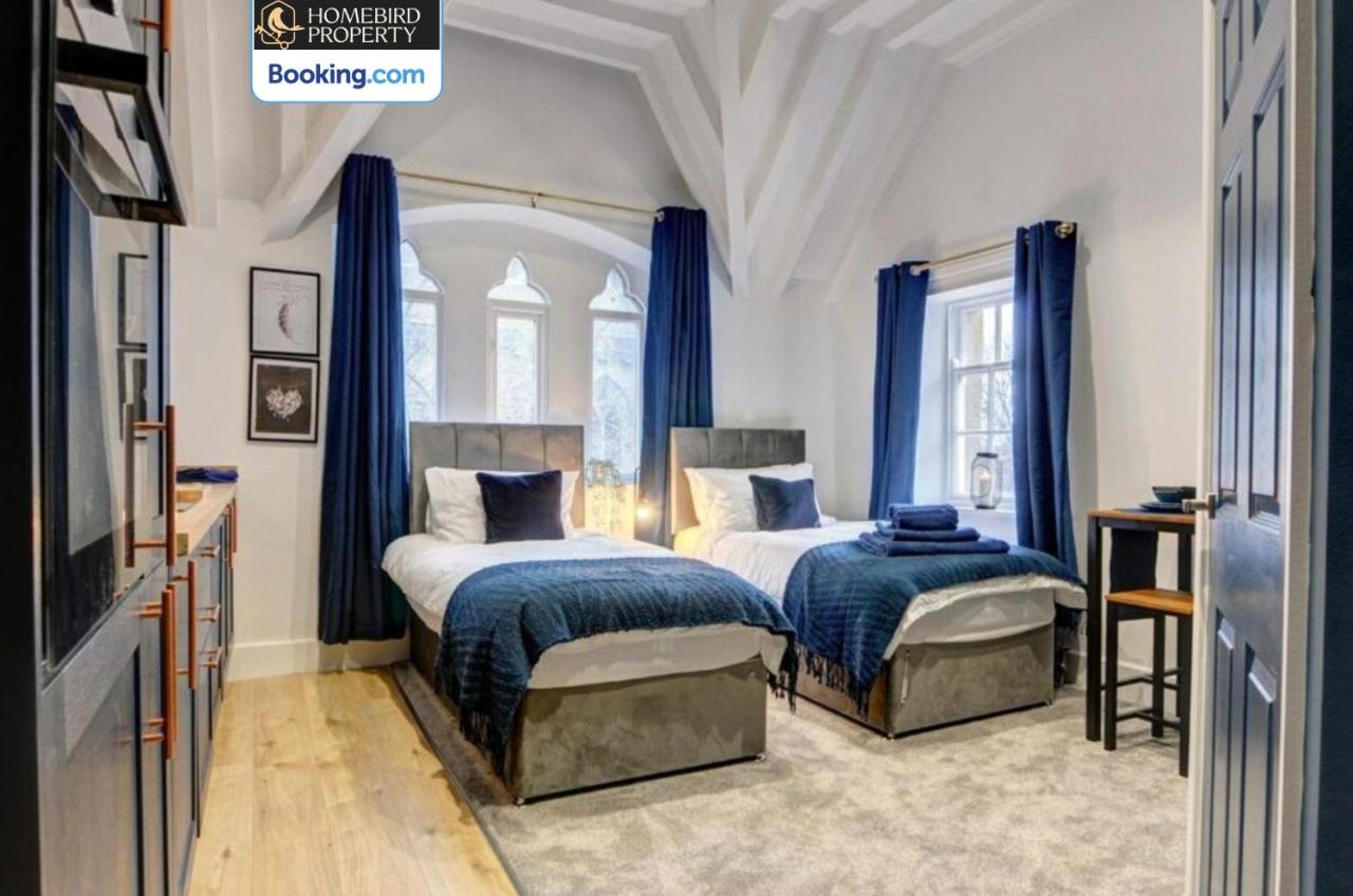 Large 6BDR House By Homebird Property Management Short Lets & Serviced Accommodation Leeds With Secured Parking & Garden Area - B&B