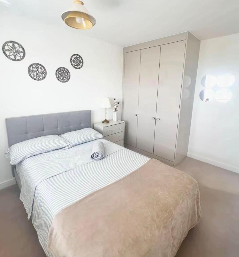 Modern Double bedroom Near Wellingborough station - B&B