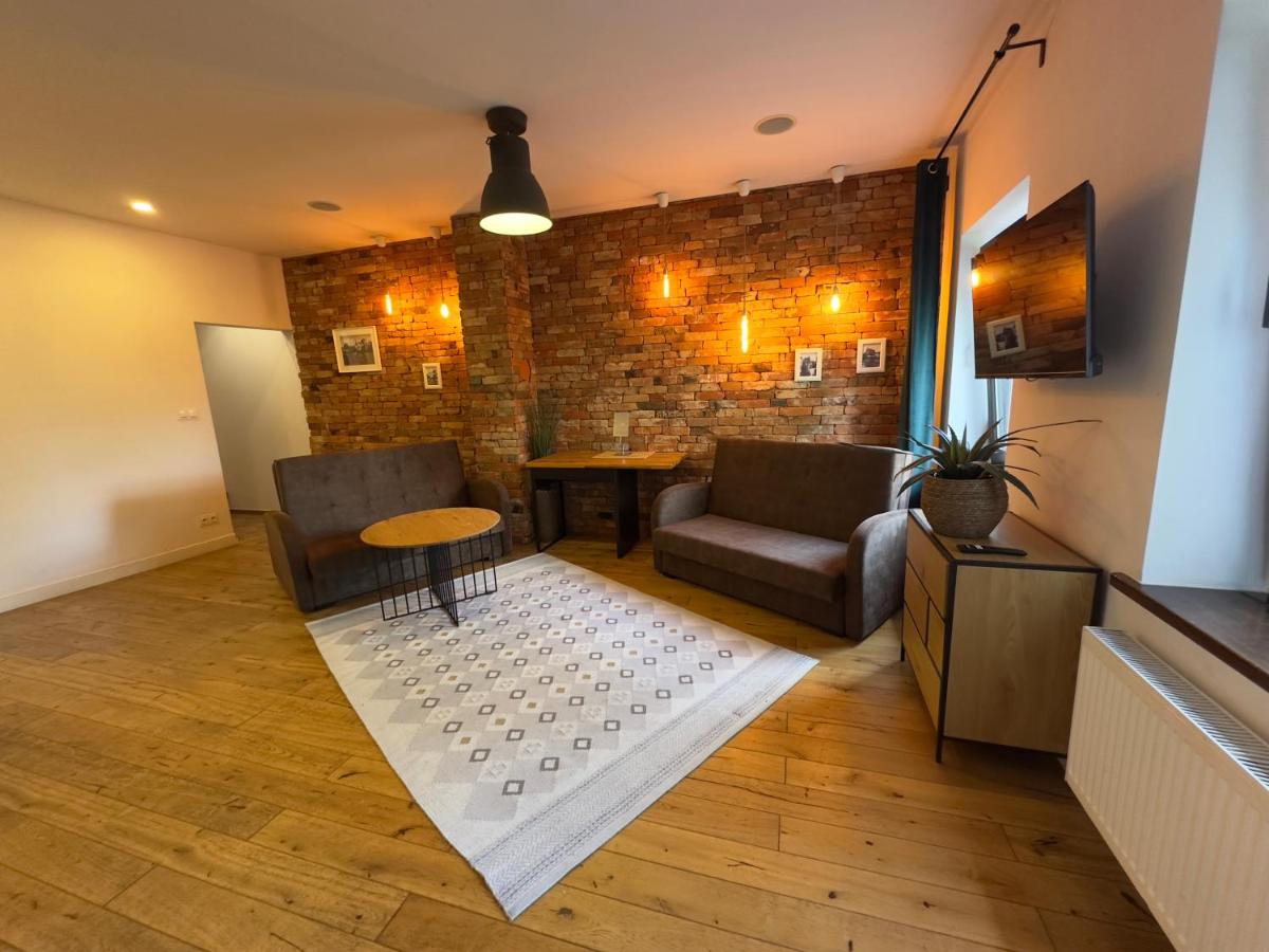 Apartament w centrum na starówce, pokój dzienny z aneksem kuchennym, sypialnia z podwójnym łóżkiem, piękna weranda, TV Smart, Wi-Fi, parking, FV, self check in 24H, Taras, Ogród nad rzeką, w sąsiedztwie restauracja , imprezy i usługi escort zakazane