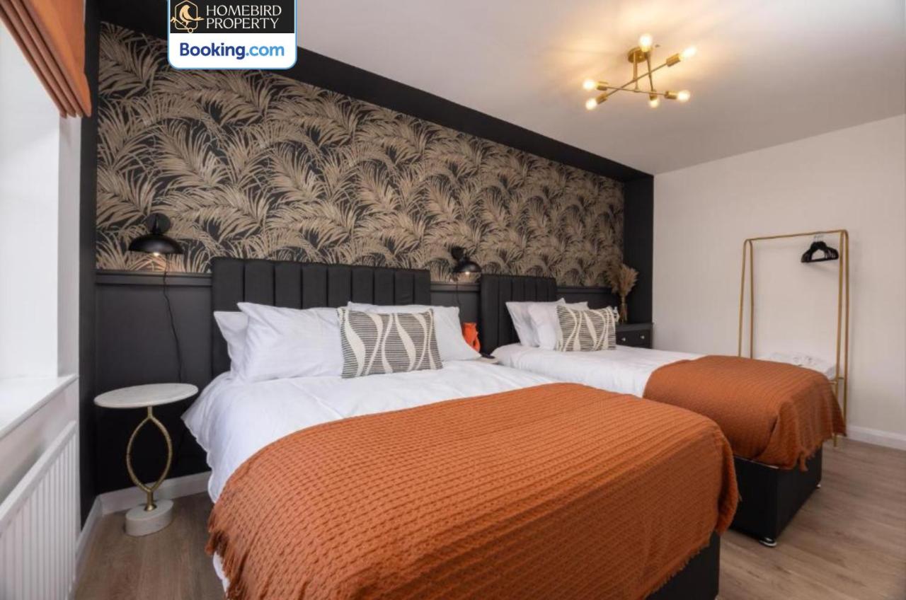 Luxuriou 5 Bedroom House By Homebird Property Management Short Lets & Serviced Accommodation Leeds With Private Parking & Free WiFi - B&B Leeds